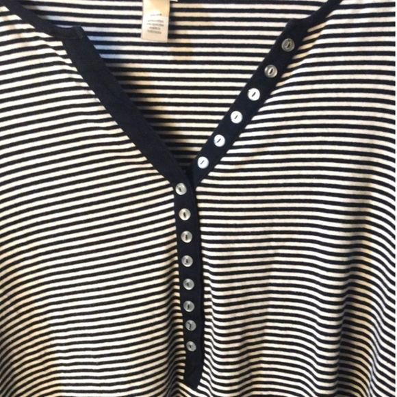 Venezia Soft Striped V-Neck with Button Accent Like New Black & White Size 22/24 - Picture 1 of 7